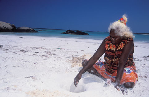 10aDhuwarrawarr_digging_w480